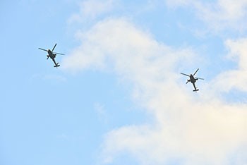 Apache helikopters vliegen boven regio