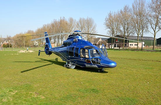 Helikopter landt in weiland