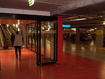 Album afbeelding 14: De parkeergarage met toegang naar het winkelcentrum