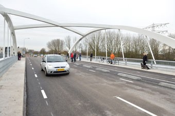 De nieuwe Witte Brug opengesteld voor het verkeer.