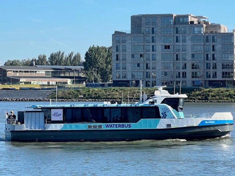 Eerste volledige elektrische waterbus in gebruik genomen