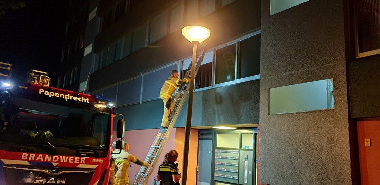 Brandweer biedt hulp bij lekkage appartement P.J. Oudstraat