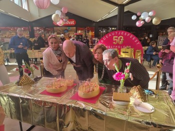 Winkelcentrum Westpolder viert jubileum met 50 meter taart