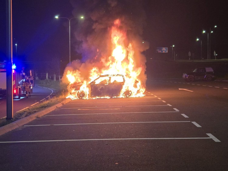 Autobrand op carpoolplaats, politie onderzoekt mogelijke brandstichting