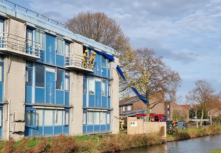 Zonnescherm afgescheurd door stormwind bij vluchtelingenopvang Poldermolen