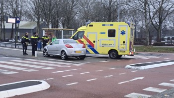 Auto ziet scooter over het hoofd; flinke botsing op kluifrotonde