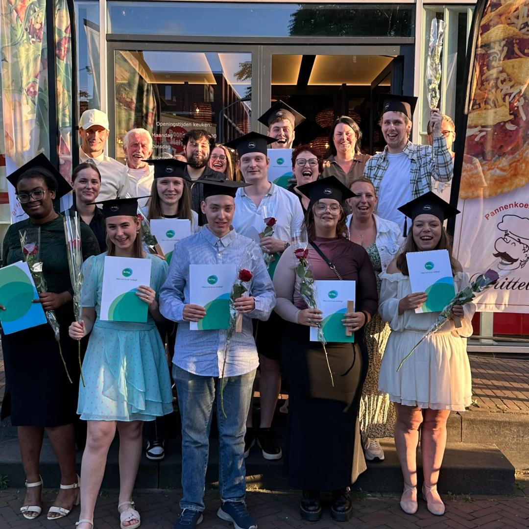 Feestelijke diploma-uitreiking voor geslaagden interne MBO 2-opleiding kok/gastheer-vrouw van Leerwe