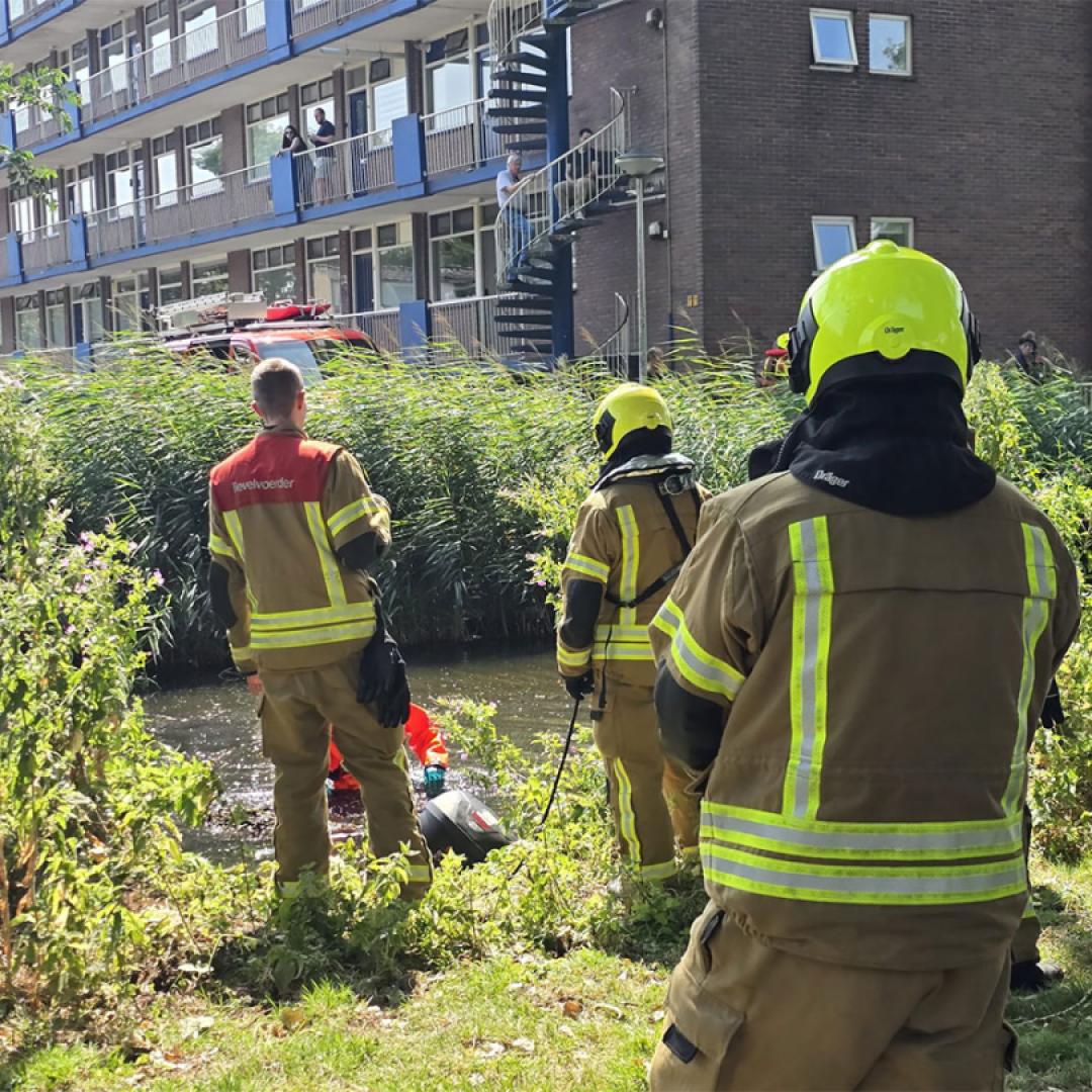 Zoekactie na melding persoon te water naast Pelserflat