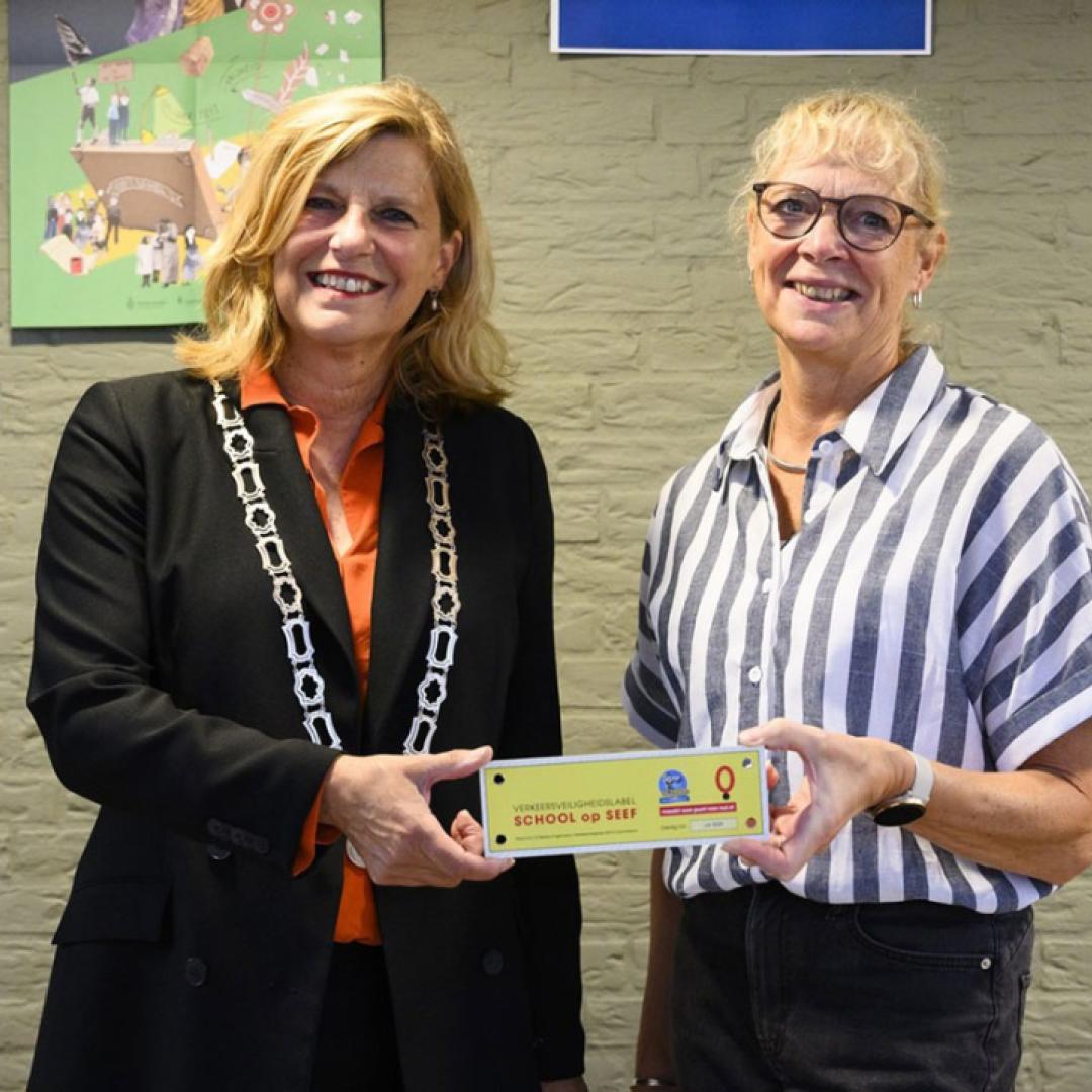 Basisschool De Knotwilg ontvangt zevende School op Seef-label van burgemeester