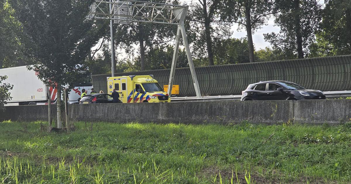 Ongeval tussen vrachtwagen en personenauto zorgt voor korte verkeershinder op A15