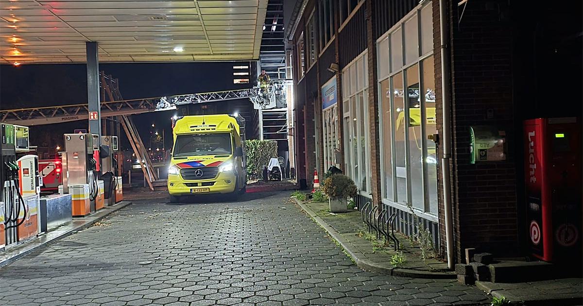 Brandweer helpt patiënt via afhijsing naar ambulance aan de Veerweg