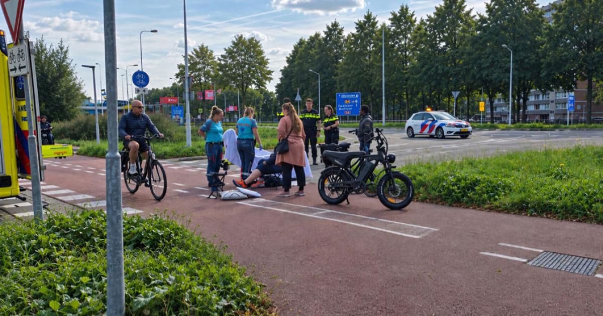 Oudere vrouw naar ziekenhuis na val met fiets bij ingang Kattestaart