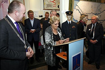 Album afbeelding 1: De jongste zus van Aart Alblas, Jos Stegeman - Alblas, spreekt in 2010 over haar broer in museum 40-45 in Dordrecht