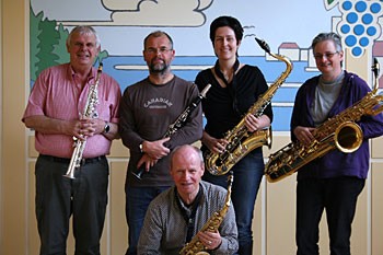 Saxofoons en klarinet bij koffieconcert