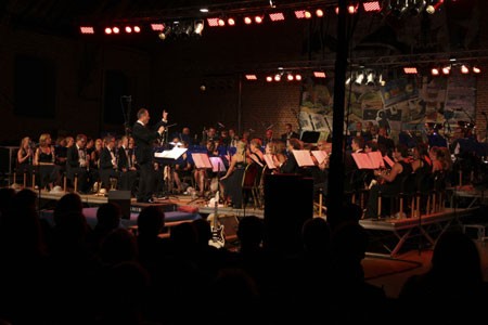 Muzikanten van Excelsior Papendrecht musiceren met DSWO in Frankrijk