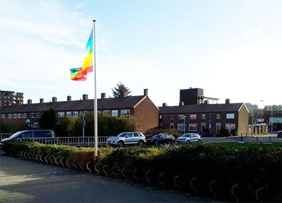 Regenboogvlag wappert bij De Morgensterkerk