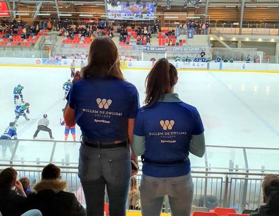 IJshockeywedstrijd van Dordrecht Lions van dichtbij bekeken door sportklas van de Willem