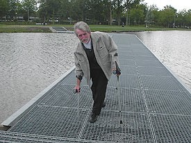 Album afbeelding 6: Voor mensen met een wandelstok is deze waterbrug een behoorlijke hindernis...