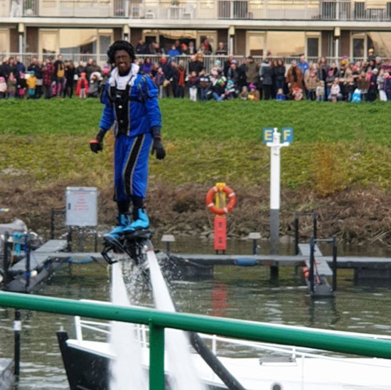 Feestelijke Sinterklaasintocht met 140 zwarte pieten