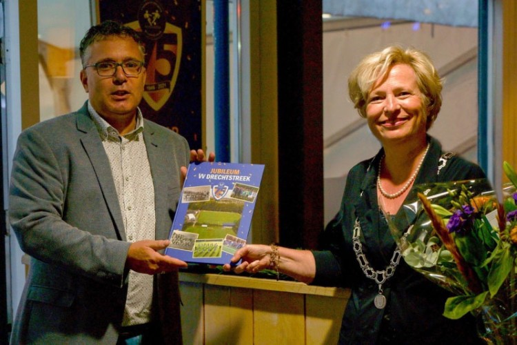 Burgemeester Annemiek Jetten ontvangt eerste jubileumboek ''75 jaar VV Drechtstreek''