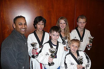 Taekwondojeugd spettert in Roelofarendsveen