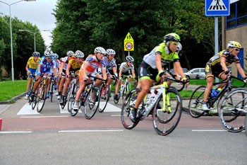 Hollands Ladies Tour finisht op de Constantijn Huygenslaan