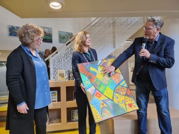 Album afbeelding 4: Burgemeester Van Driel neemt het schilderij in ontvangst